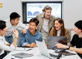 Gaya Kepemimpinan Bebas atau Micromanage Memilih Pendekatan yang Tepat untuk Tim Mandiri ALC Leadership Management